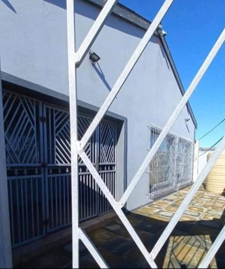  Bedroom Property for Sale in Highlands Estate Western Cape
